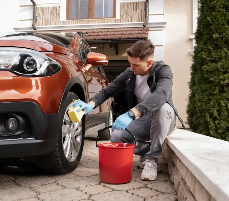 Lavage auto à domicile Les Billaux : professionnel intervenant sur un véhicule